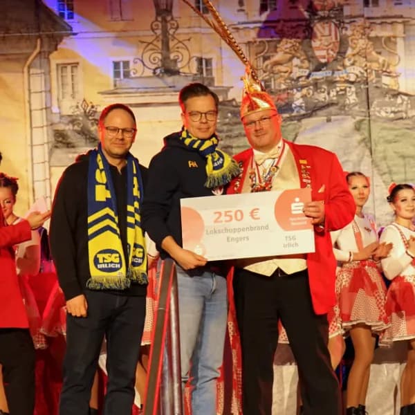 Scheck-Übergabe: TSG Irlich überreicht 250 Euro Spende zum Wiederaufbau des Engerser Lockschuppens.