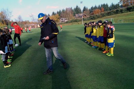 Die E-Jugenden der JSG Ellingen III und der TSG Irlich stimmen sich auf das abschließende Spiel im Jahr 2016 ein.