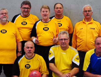 Das Prellball Team der TSG Irlich; v.l.n.r. stehend Dieter Schreiber, Jürgen Staudt, Horst Stamm, Dietmar Weber & Bernd Weihrauch, knieend v.l.n.r. Patrick Hoffmann, Reiner Wolf & Michael Mülhöfer