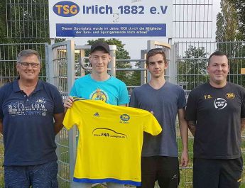 Mit Sven Lindner (2.v.l) vom SV Rengsdorf und Michael Meenen (2.v.r) vom VfL Niederbieber wechselt zwei junge und talentierte Spieler zur TSG Irlich. Frank Driesch (2. Vorsitzender - li) und Torsten Schug (Leitung Fußball) freuen sich über den neuen, jungen Wind im Verein.