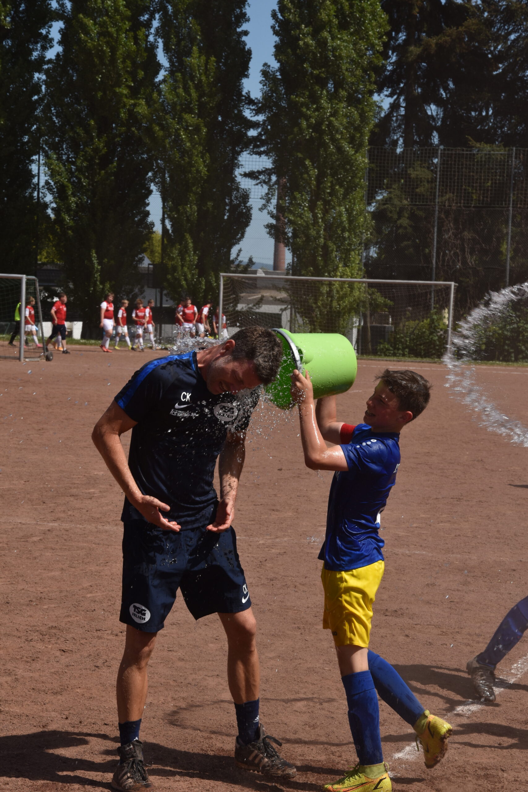 Kapitän Lukas Krechel mit der kalten Dusche für seinen Papa Christian